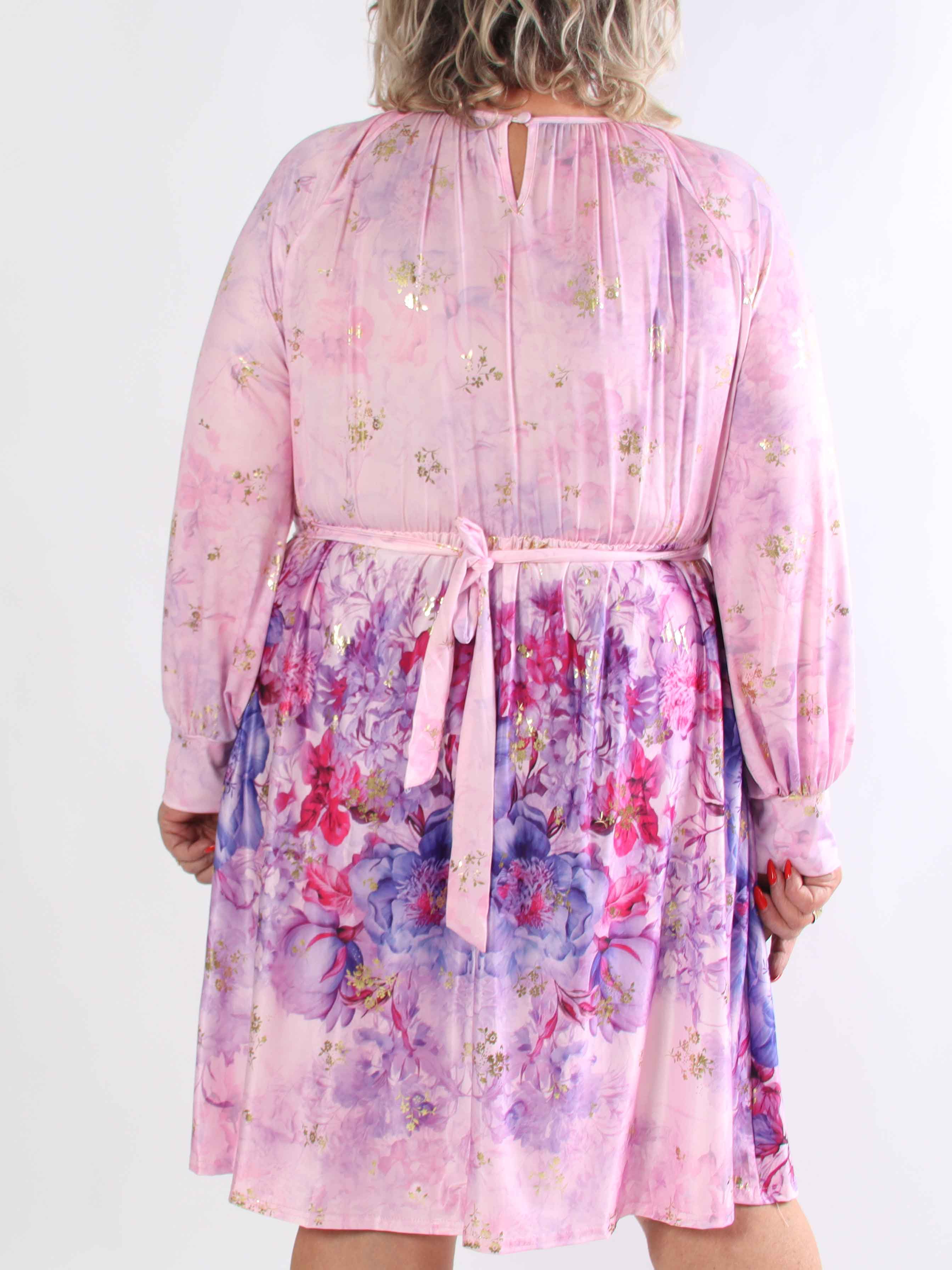 Paloma Ethereal Short - Plus size kjole med fint blomsterprint og gulddetaljer